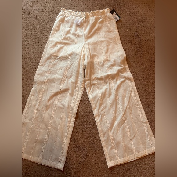 White flower patterned under shorts pants - Picture 3 of 4